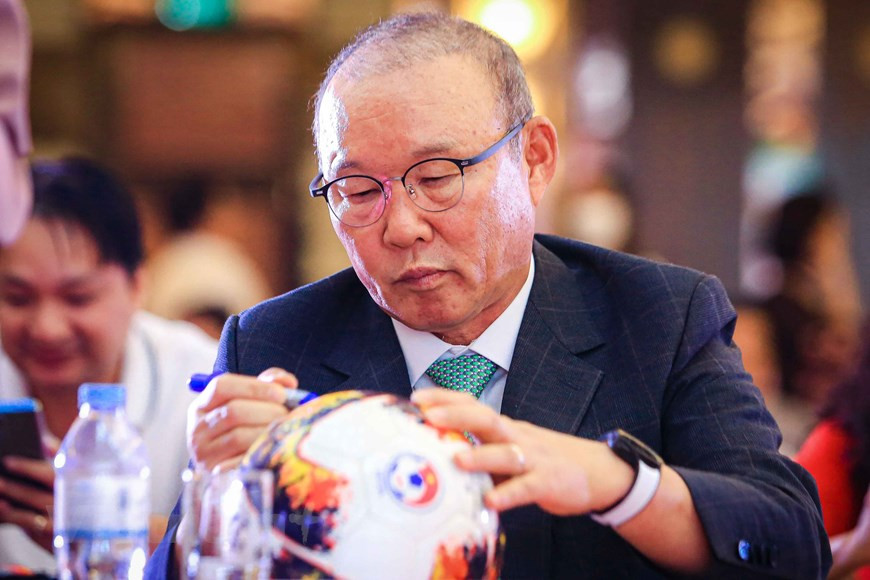 Dès l’annonce de la nouvelle, les médias asiatiques ont publié des articles sur ses accomplissements à la tête de la sélection nationale vietnamienne. Le journal Hankook a titré par exemple : "Park Hang-seo met fin à 5 ans d'accompagnement du football vietnamien après l’AFF Cup 2022". L’article souligne notamment : « L'entraîneur Park Hang-seo, fera ses adieux à l'équipe nationale vietnamienne en janvier de l'année prochaine. En conséquence, le mandat de M. Park a été confirmé jusqu'au 31 janvier 2023. Park Hang-seo laissera une grande marque dans l'histoire du football vietnamien » Les journaux Bola Sports, Indo Detik, Siam Sports... ont également déclaré qu'il s'agissait de l'événement le plus remarquable du football d'Asie du Sud-Est ces jours-ci. Photo : VietnamPlus