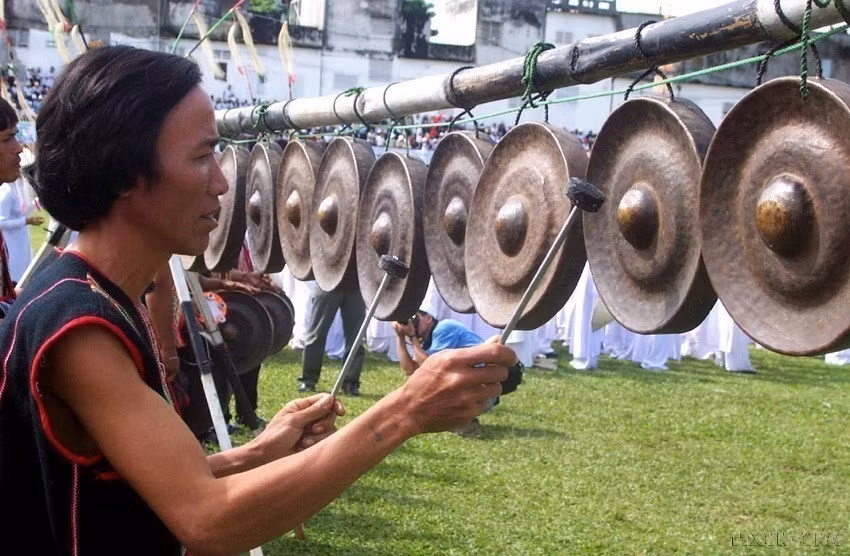 L’espace de la culture des gongs du Tây Nguyên s’étend sur les cinq provinces des Hauts Plateaux du Centre (Tây Nguyên) que sont Dak Lak, Dak Nông, Gia Lai, Kon Tum et Lâm Dông, et concerne les ethnies Ba Na, Co ho, Ê dê, M’nông, Xê Dang… Il a été inscrit en 2008 par l’UNESCO sur la Liste représentative du patrimoine culturel immatériel de l’humanité (originellement proclamé en 2005). Photo : VNA