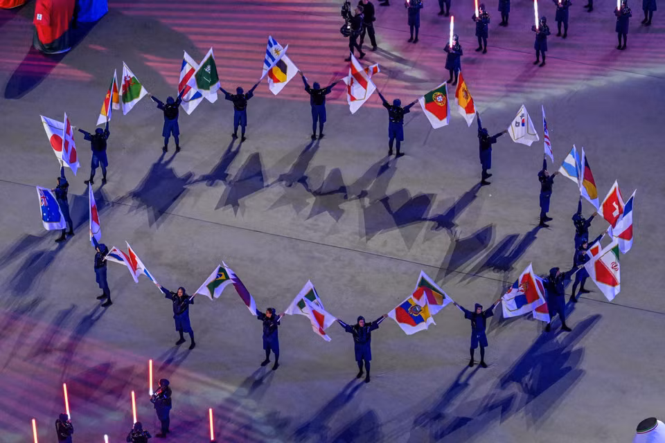 Les drapeaux des 32 nations participantes défilent, chacune ayant droit à son chant. On entend ainsi "Allez les Bleus" résonner dans le stade. Photo: AFP/VNA 