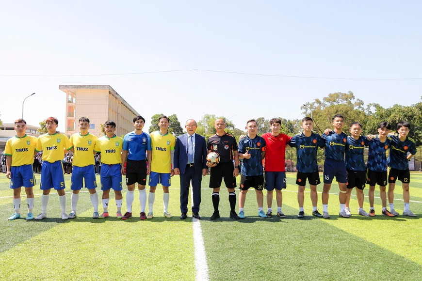 C’est le 29 septembre 2017 que Park Hang-seo - qui était le capitaine de l'équipe sud-coréenne des moins de 20 ans qui a remporté le championnat des jeunes de l'AFC 1978, a été nommé entraîneur de l'équipe nationale du Vietnam et également responsable de l'équipe des moins de 23 ans. Alors qu'il entraînait le Vietnam, il a été surnommé « Coach Terminator » par les médias vietnamiens, en raison de sa tendance à défaire un certain nombre d'entraîneurs notables et, directement ou indirectement, à les faire limoger. Les entraîneurs qui ont été démis de leurs fonctions ou ont démissionné pour avoir perdu contre le Vietnam de Park Hang-seo comprennent Guus Hiddink, Ján Kocian, Sven-Göran Eriksson et Bert van Marwijk. Photo : VietnamPlus