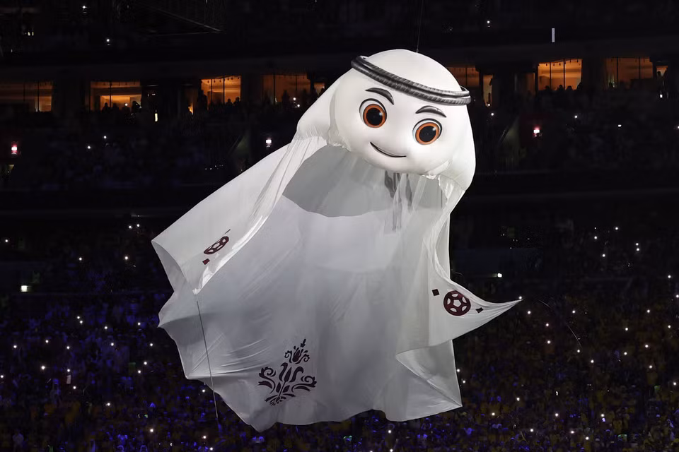 La mascotte La'eeb a survolé au stade. Photo: AFP/VNA