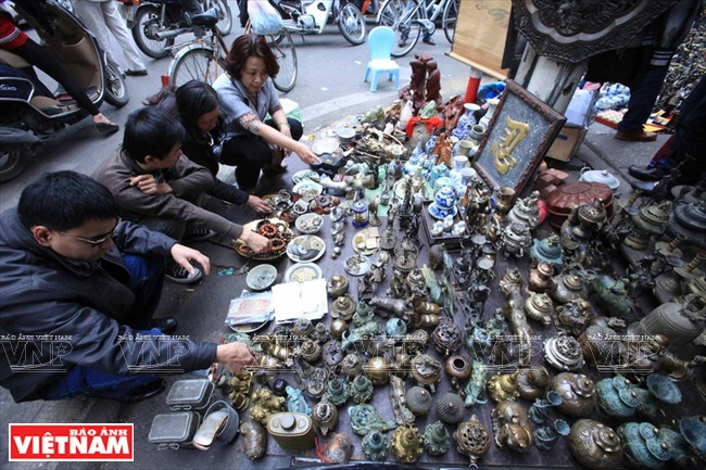 Un marché aux antiquités pendant le Têt à Hanoi. 