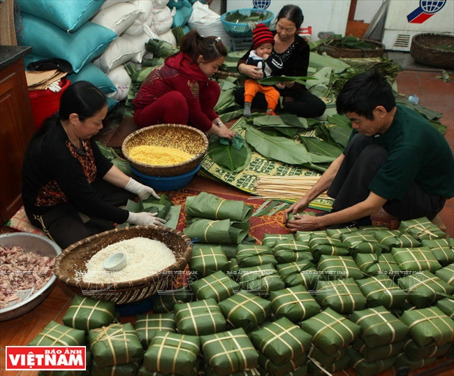 Confection des banh chung dans une famille à Hai Phong.