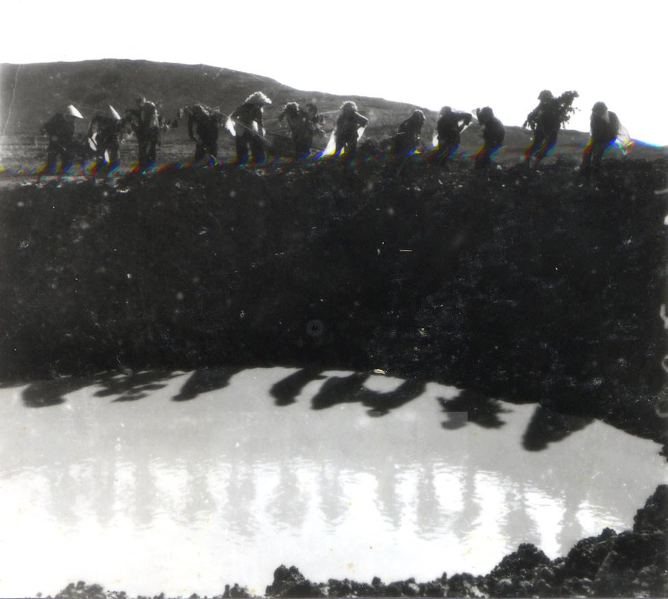 "Les dix filles du carrefour de Dong Loc" (1969) - prix d’État en 2007. Photo : Hoang Van Sac/VNA