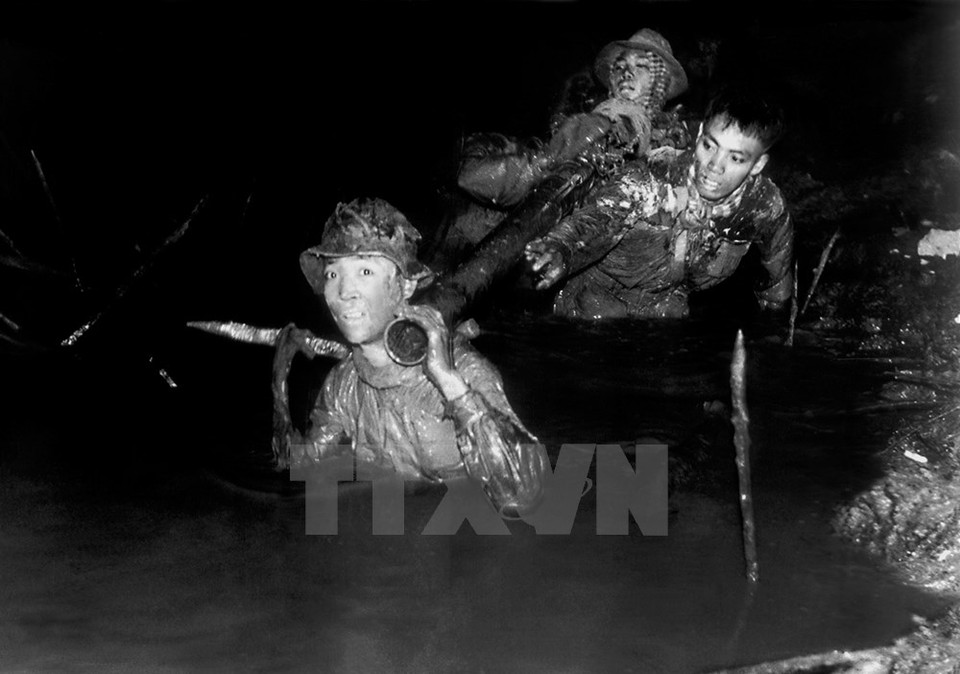 "Des guérilleros de Ca Mau acheminent un canon au service d'une attaque à Cai Keo - Ca Mau" - prix d’État en 2007. Photo : Tran Binh Khuôl/VNA