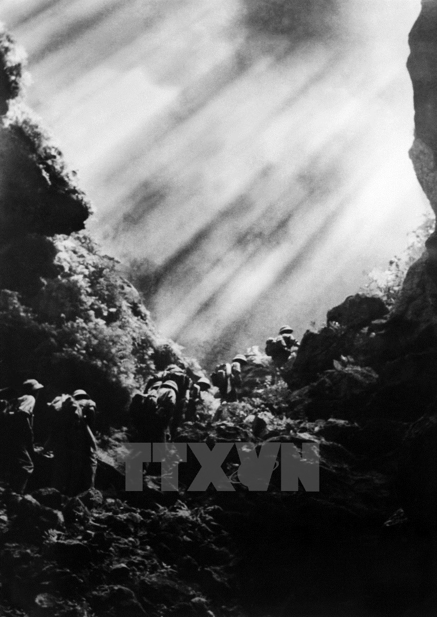 "Traverser la cordillère de Truong Son pour aller sauver le pays" - prix d'Etat en 2007. Photo : Nguyen Minh Truong/VNA