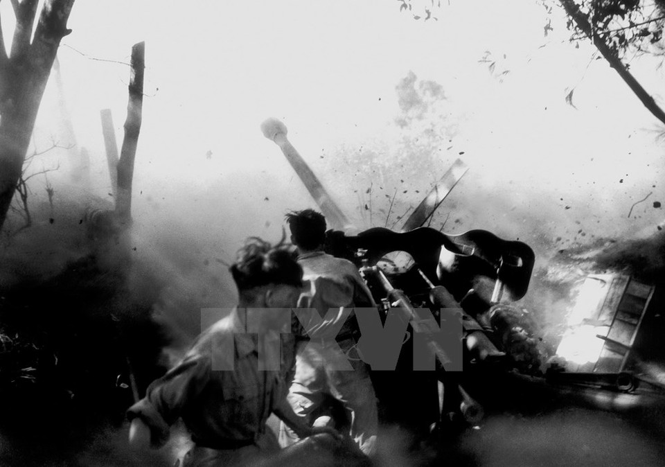 "Bataille à l'artillerie lourde à Doc Mieu" - prix d’État en 2007. Photo : Luong Nghia Dung/VNA 