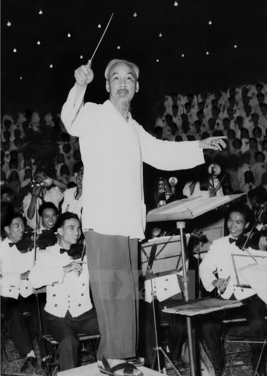 "Le grand chef d'orchestre" - prix Ho Chi Minh en 1996. Photo : Lam Hong Long/VNA
