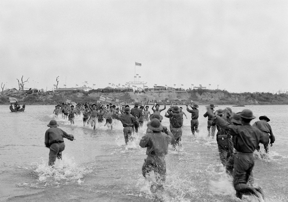 "Libération de prison" (rivière Thach Han, province de Quang Tri, au printemps 1973) - prix d’État en 2012. Photo : Chu Chi Thanh/VNA