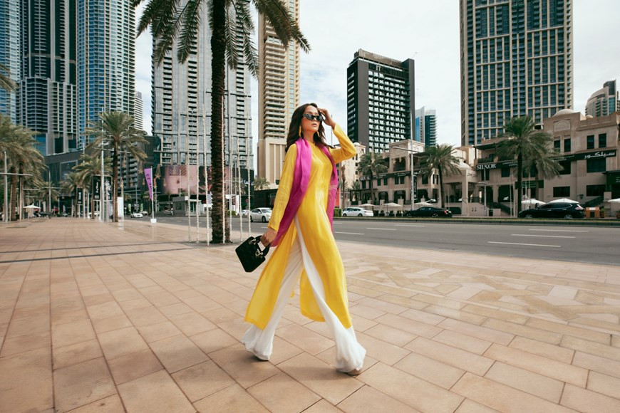 La présence des belles vietnamiennes portant l’Ao dai ont coloré les rues de Dubaï. Photo : Vietnam+