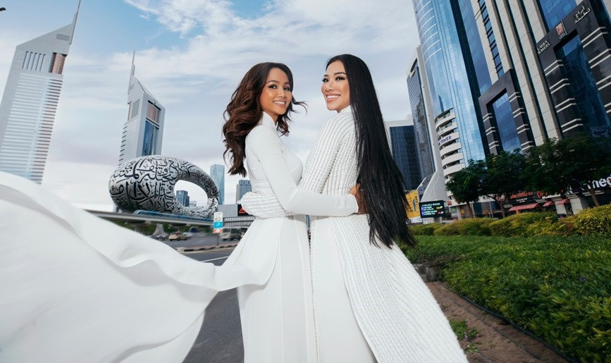 Les Ao dai du styliste Song Toan qui sont portés par les Miss H’Hen Niê et Kim Duyên ont contribué à présenter la beauté traditionnelles des femmes vietnamiennes. Photo : Vietnam+