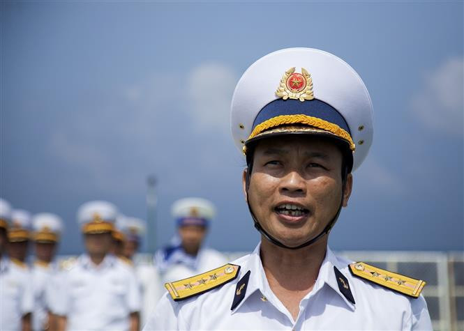 Les cadres, les soldats et le personnel des postes DK1 promettent au peuple de protéger fermement la souveraineté sacrée de la Patrie. Photo : VNA