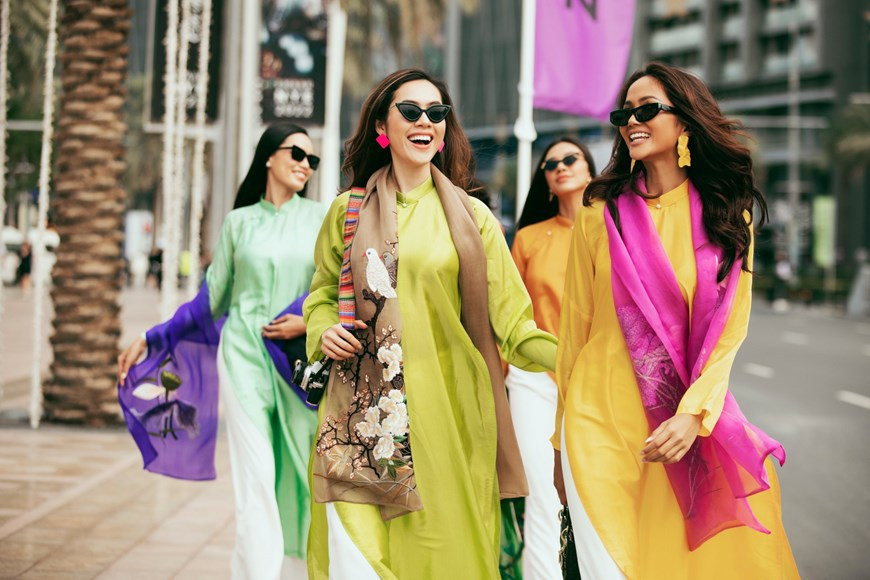Les Miss vietnamiennes portent les modèles diviserfiées de l’Ao dai. Photo : Vietnam+