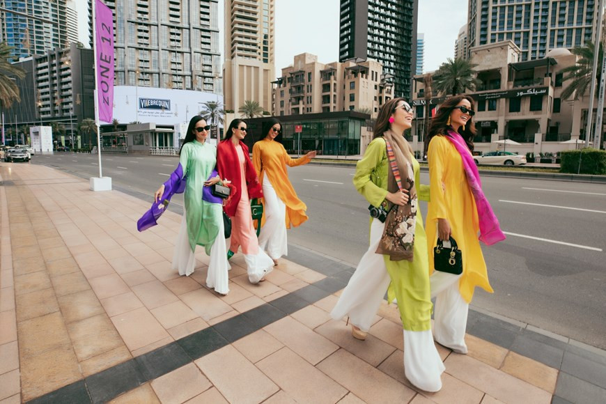 Les belles portent l’Ao dai confectionné par le styliste Vu Viêt Ha. Photo : Vietnam+