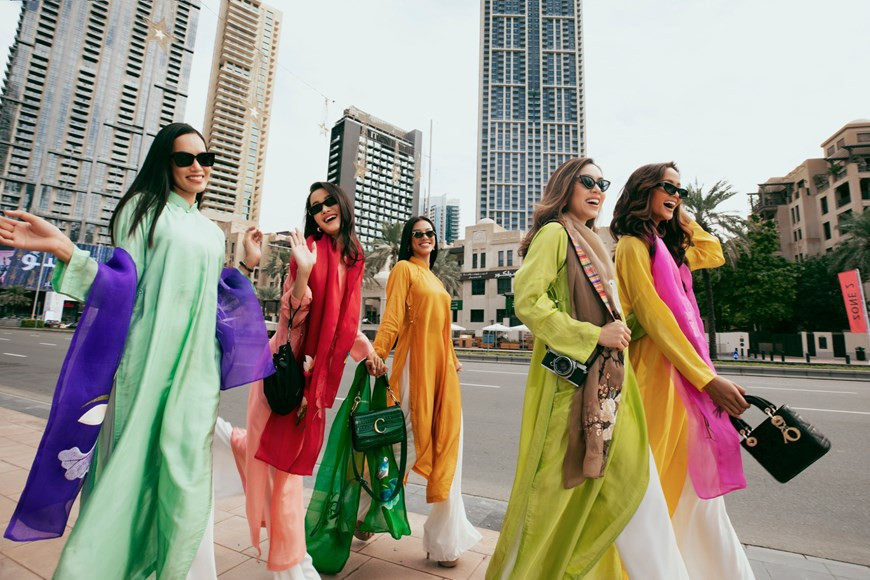 Les Miss vietnamiennes sont présentes dans les rues de Dubaï . Photo : Vietnam+