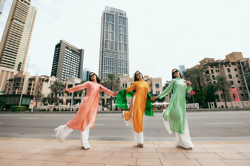 Elles portent des robes traditionnelles vietnamiennes dans les rues de Dubaï. Photo : Vietnam+