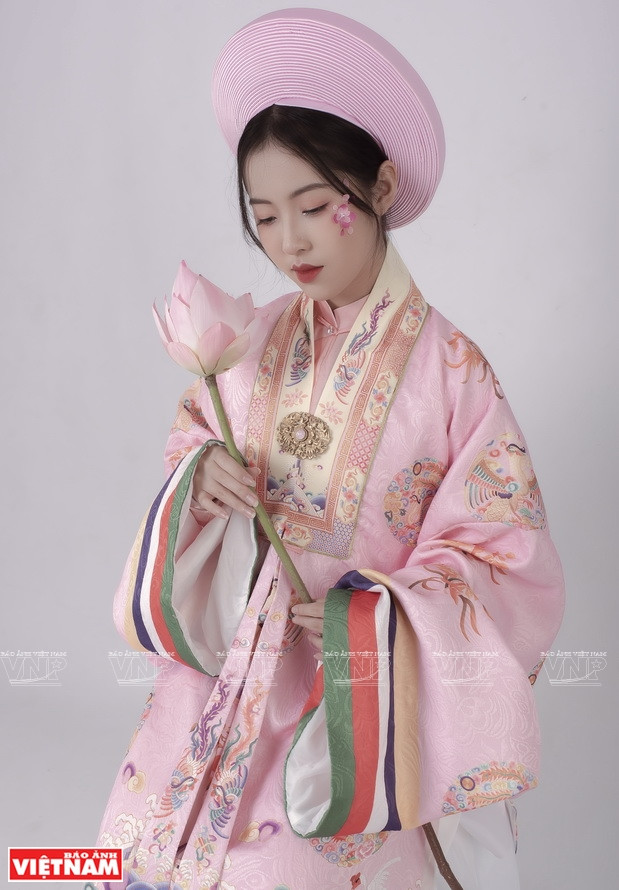 Les costumes anciens font l’objet d’un nouvel engouement chez de nombreux jeunes vietnamiens. Photo : VNP