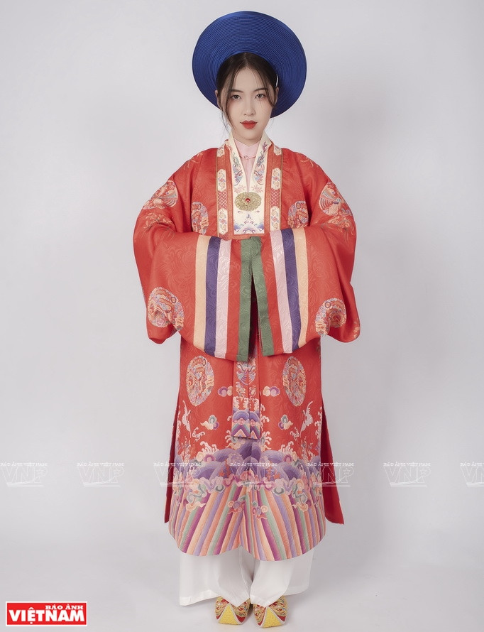 Robe ancienne vietnamienne de Nguyên Ngoc Minh Châu. Photo : VNP