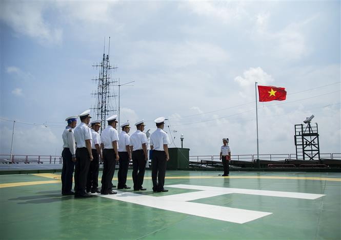 Cérémonie du salut au drapeau sur la plate-forme DK1. Photo: VNA