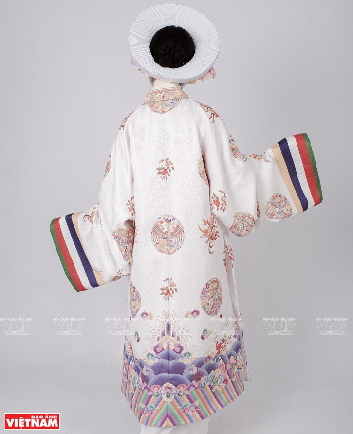 Les jeunes manifestent un grand intérêt pour les costumes d'antan. Photo : VNP