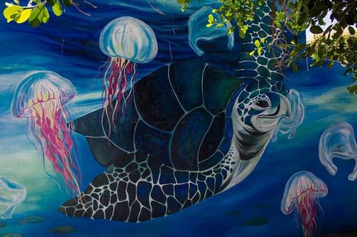 Les tortues de mer sont un thème récurrent des fresques murales. La Petite île est en effet l'un des rares endroits au Vietnam où les tortues marines viennent pondre.