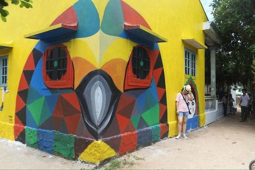 Les touristes passent généralement une journée sur la Petite île. Les balades en coracle et le snorkeling sont très appréciés. 
