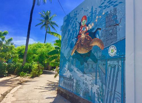 Au Vietnam, évoquer "village de fresques murales" renvoie d’abord à Tam Thanh, dans la province de Quang Nam. Cependant, un nouveau village du même genre a récemment été présenté aux touristes. Il se situe sur la Petite île d’An Binh, dans le district insulaire de Ly Son, province de Quang Ngai. 