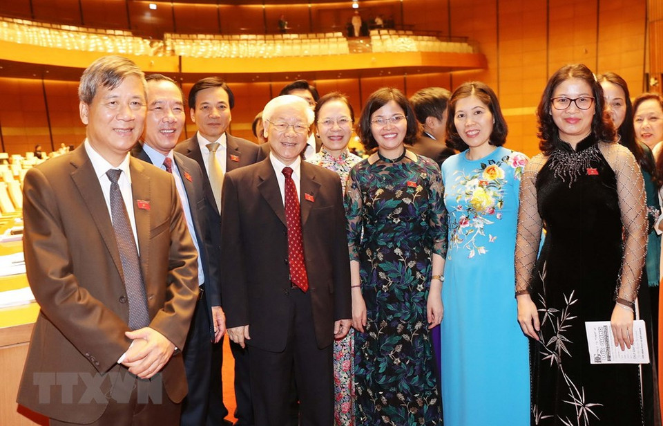  Le secrétaire général du Comité central du Parti communiste du Vietnam, Nguyen Phu Trong (3e, gauche), et les députés.