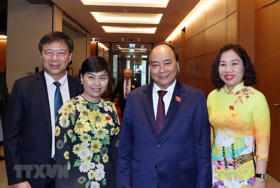  Le Premier ministre Nguyen Xuan Phuc (2e, droite) et les députés. 
