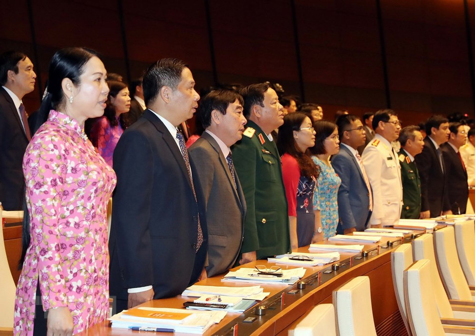  Les députés assistent à la cérémonie de lever du drapeau national. 