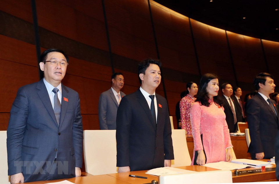  Les députés assistent à la cérémonie de lever du drapeau national. 