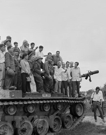 Le 15 septembre 1973, Fidel Castro visite la base militaire de Tan Lam-Doc Mieu. 