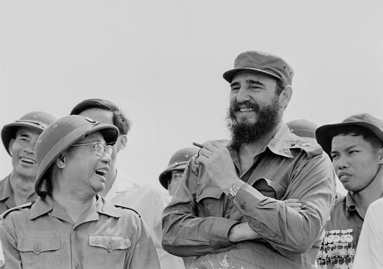 Fidel Castro, premier secrétaire du Comité central du Parti communiste et premier ministre du gouvernement révolutionnaire de Cuba, et Tran Nam Trung, ministre de la Défense du gouvernement révolutionnaire provisoire de la République du Sud-Vietnam, lors d'un meeting dans la province centrale de Quang Tri ( septembre 1973).