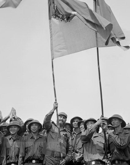  Fidel Castro hisse le drapeau traditionnel de l'unité Khe Sanh de l'Armée de libération Tri Thien-Hue.