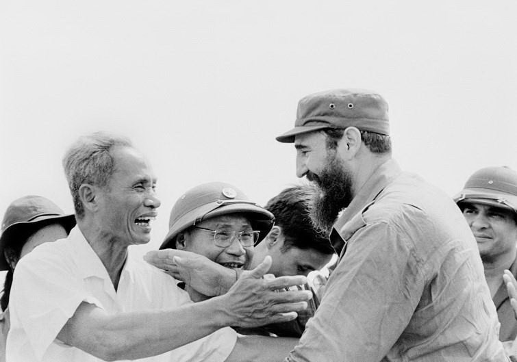 Le Premier ministre Pham Van Dong et le premier secrétaire du Comité central du Parti communiste et Premier ministre du gouvernement révolutionnaire de Cuba Fidel Castro.
