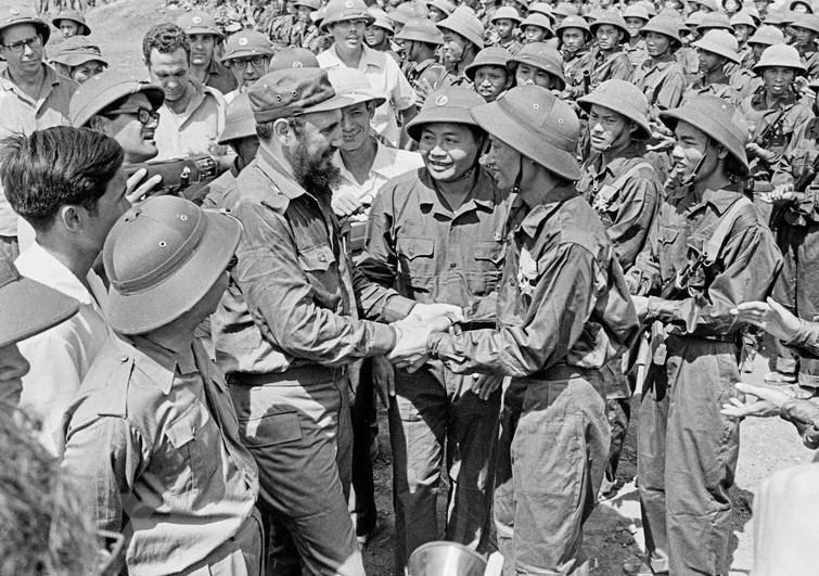 Fidel Castro et des soldats de l'unité Khe Sanh.