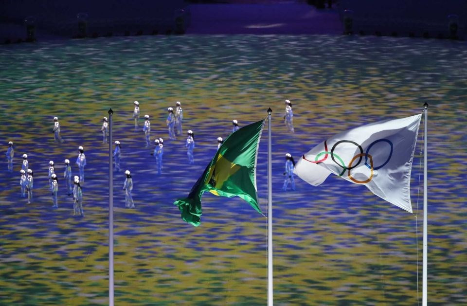 Le drapeau olympique flotte à côté du drapeau du Brésil. Photo: AP