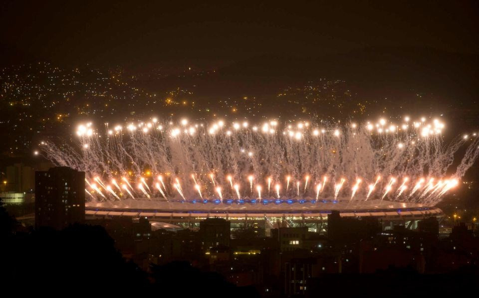 Des feux d'artifice explosent dans le ciel de Rio. Photo: AP