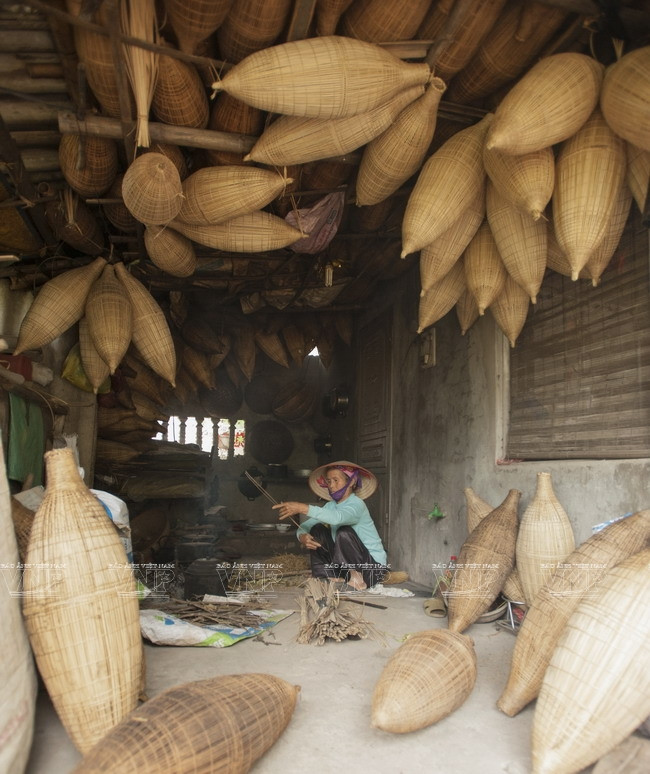 Une fois achevées, les nasses seront fumées pour les rendre plus durable.