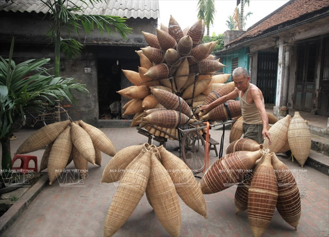 Selon Luong Son Bac, mettre les nasses sur le vélo n’est pas simple, il faut des heures... 