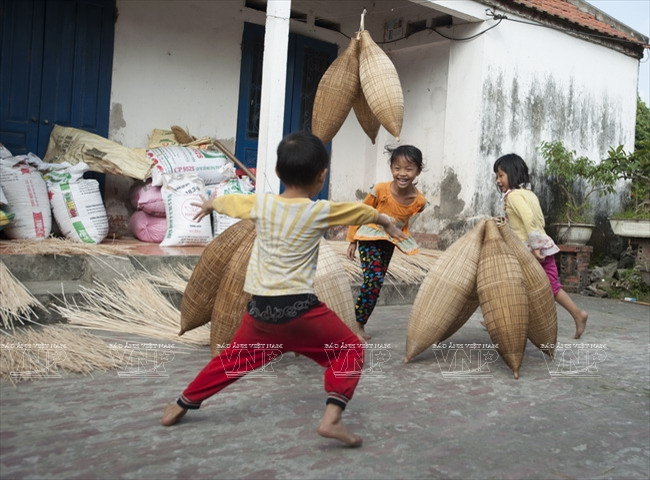 Depuis leur tout jeune âge, les enfants du village sont en contact avec des nasses.