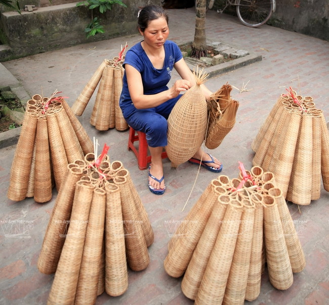 Bien que métier d’appoint, le tressage des nasses constitue le principal revenu des villageois de Thu Sy.
