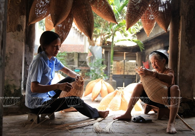 Les villageois de Thu Sy pratiqu​ent la vannerie pendant les ​temps morts de l'agriculture comme métier d’appoint.
