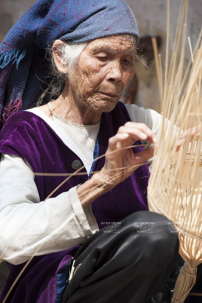 A 95 ans, Mme Phan Thi Miên aide encore ses descendants à tresser des nasses.