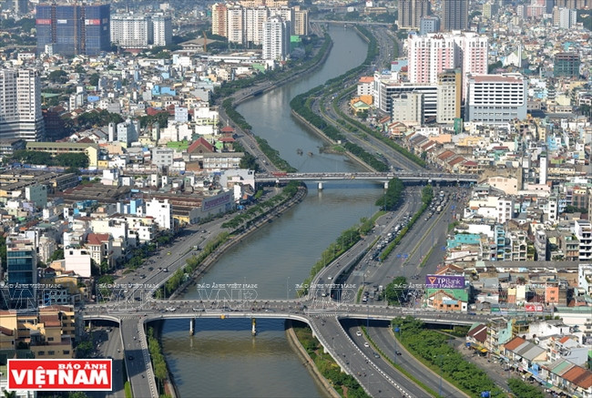 Le système d'infrastructure​s a été largement modernisé avec, entre autres, le nouveau centre urbain de Thu Thiêm, le tunnel de Saïgon (tunnel Thu Thiêm), l'avenue Vo Van Kiêt et l'avenue Nguyên Van Linh. Cela a profondément changé la physionomie de Hô Chi Minh-Ville. Photo: Thông Haï.