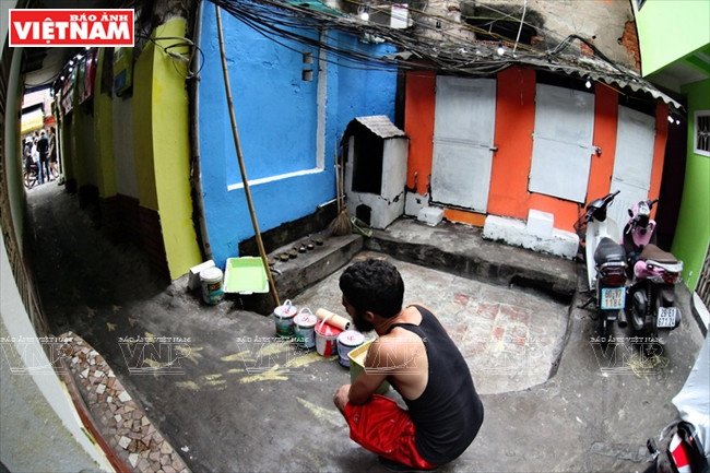 Matt a remarqué que si les ruelles du Vieux quartier comptent de nombreux restaurants et hébergement à prix raisonnables, la plupart des visiteurs choisissent de manger ou de loger dans des lieux ayant pignon sur rue. Il a alors demandé au patron de l'auberge l’autorisation de décorer sa ruelle pour la rendre plus attractive et ainsi attirer des clients.