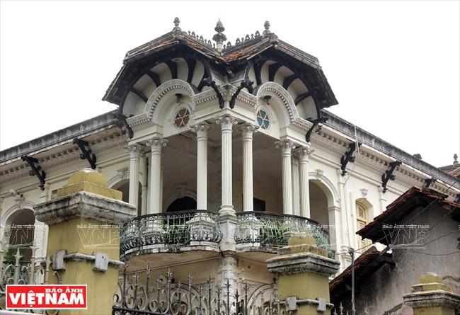 Outre le développement de nouvelles zones urbaines, les autorités de la ville accordent beaucoup d'attention à la ​conservation des œuvres architecturales historiques et culturelles. Sur la photo : la villa ancienne sise 110-112 rue Vo Van Tân. Photo: Thông Haï / VNP.
