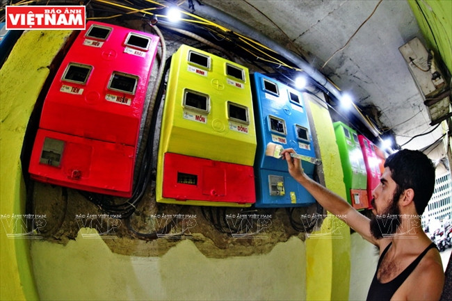 Matt a acheté de la peinture avec l'argent gagné en tant qu’enseignant d’anglais. Armé d’une brosse et d’un rouleau, il a repeint les murs avec des couleurs criardes. Bien qu’ayant reçu aucune formation artistique, il a toujours veillé à l’harmonie des tons. Les murs décrépis ont retrouvé une nouvelle jeunesse et même les compteurs électriques se sont parés de couleurs chatoyantes.