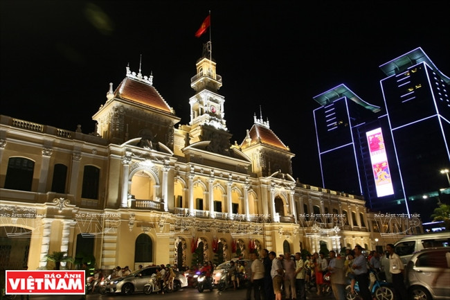 Le siège du Comité populaire de Hô Chi Minh-Ville a été construit en 1898 et mis en service en 1909. Le bâtiment est l'un des sites préservés du plan directeur de la ville. Photo: Thông Haï.