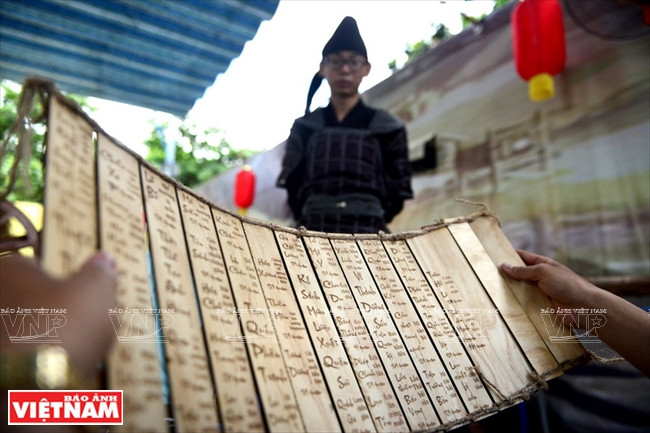Le menu est gravé sur des lattes en bois.
